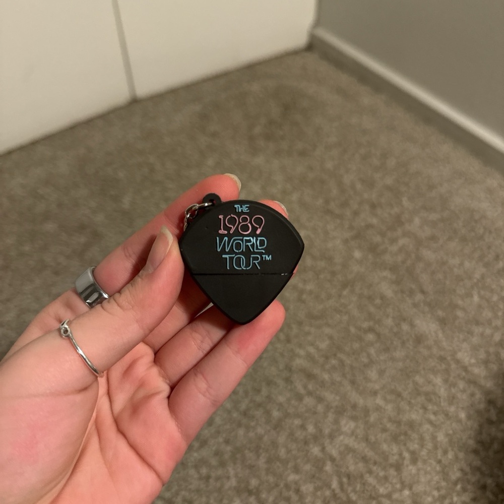 1989 Taylor Swift World Tour Black Keychain Guitar Pic with USB 2015